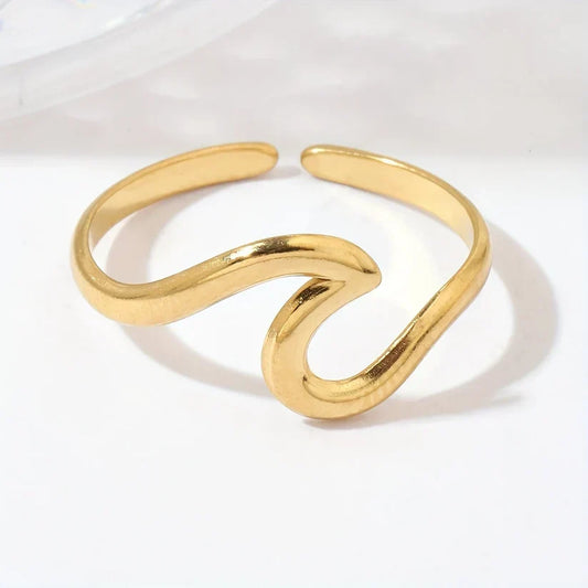 Adjustable Ring with Wave Design in Gold